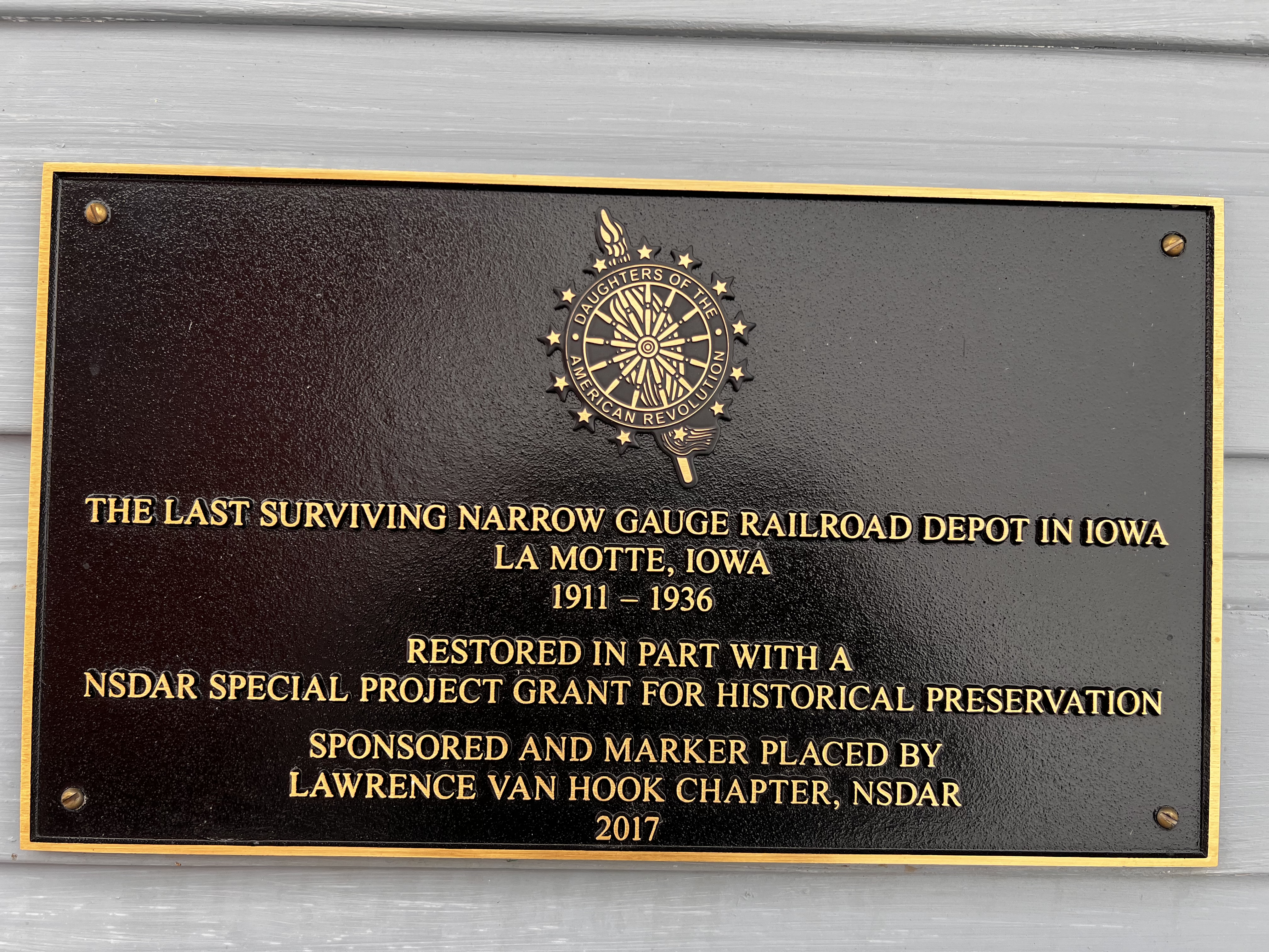 DAR plaque